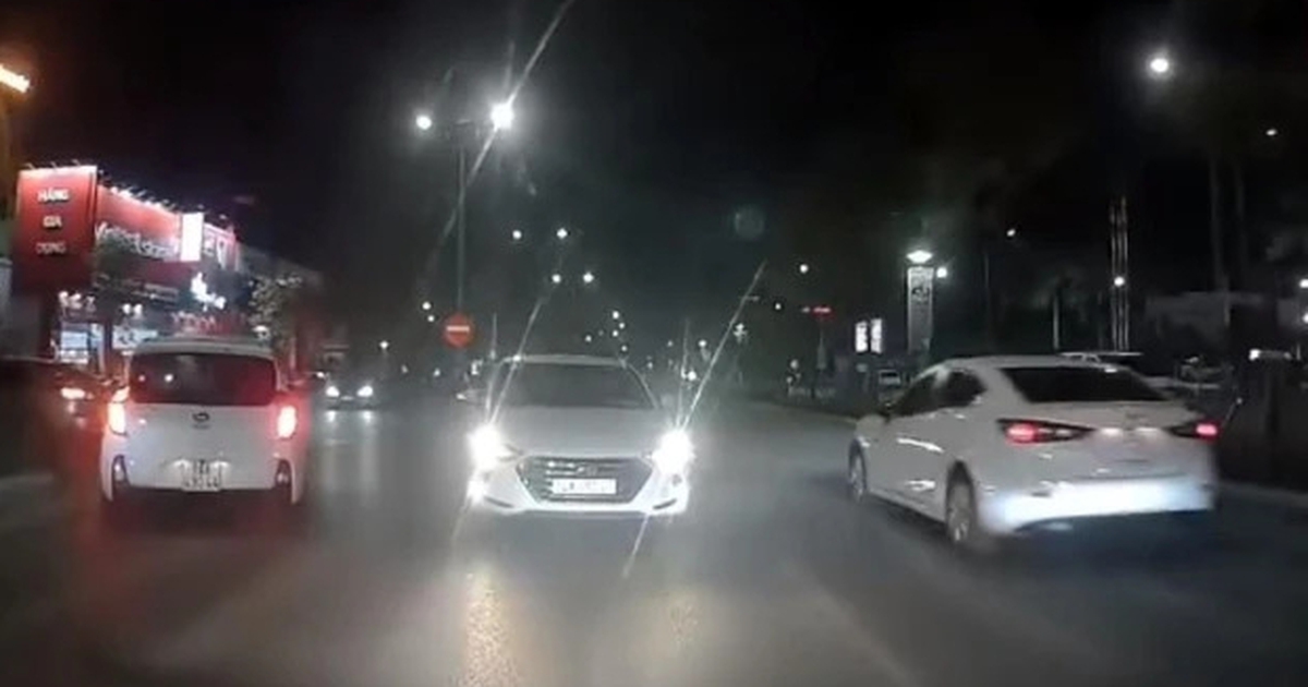 Lái ô tô trong phố ban đêm, khi nào bắt buộc phải tắt đèn pha?