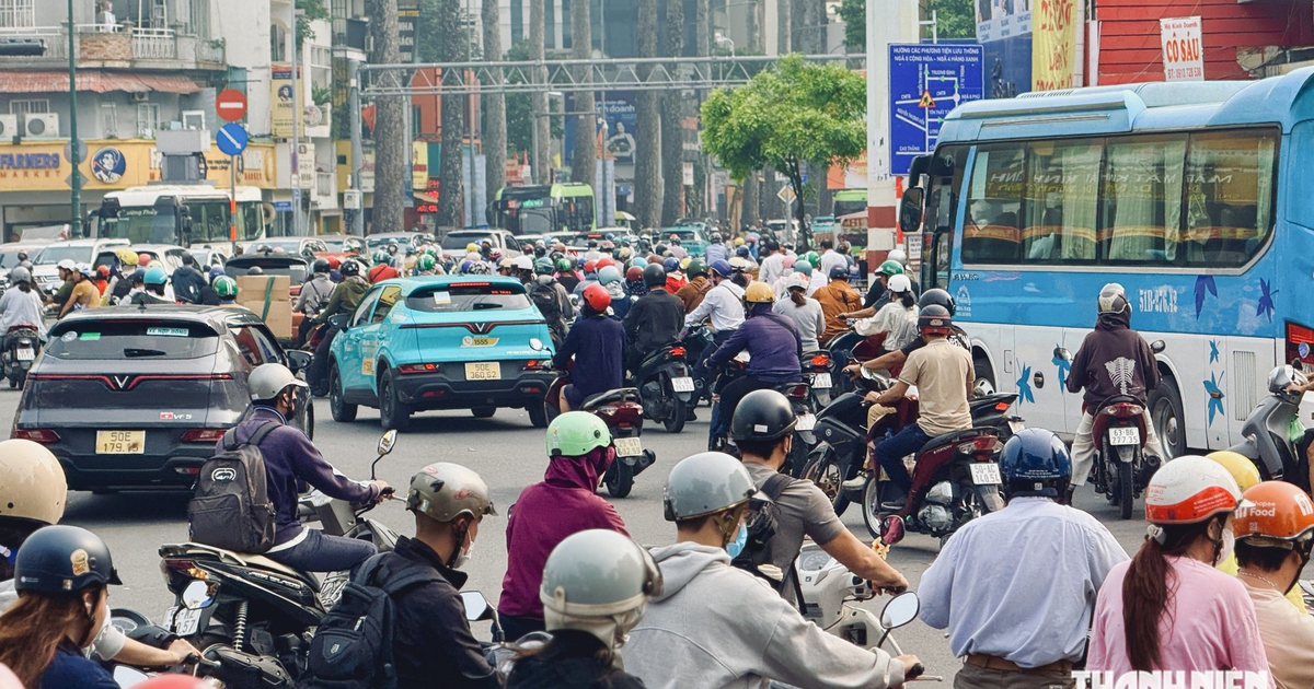 Ng&agrave;y đầu v&ograve;ng xoay ng&atilde; 6 Cộng H&ograve;a chạy đ&egrave;n t&iacute;n hiệu: Xe m&aacute;y được đi vẫn đứng chờ