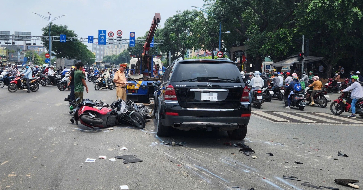 Ô tô Mercedes tông loạt xe máy dừng đèn đỏ trên đường Trường Chinh