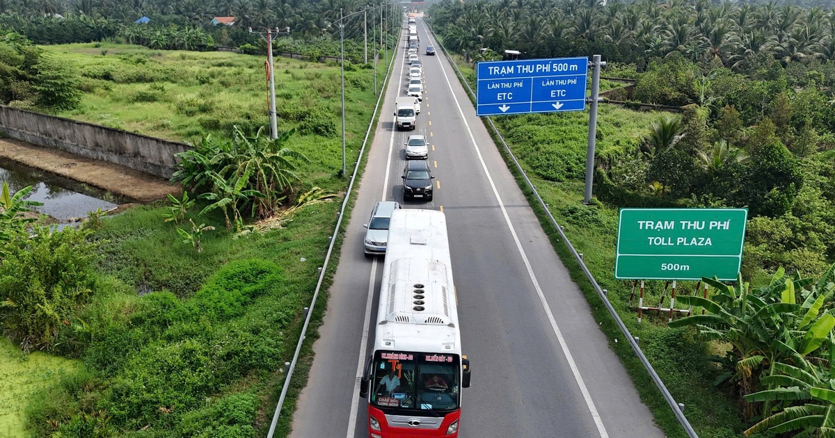 Va chạm xe tải và xe cứu thương trên cao tốc, 4 người bị thương