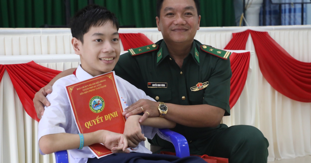 5 năm mẹ bồng đến lớp, cậu học tr&ograve; xuất sắc nay được người l&iacute;nh bi&ecirc;n ph&ograve;ng 'n&acirc;ng bước'