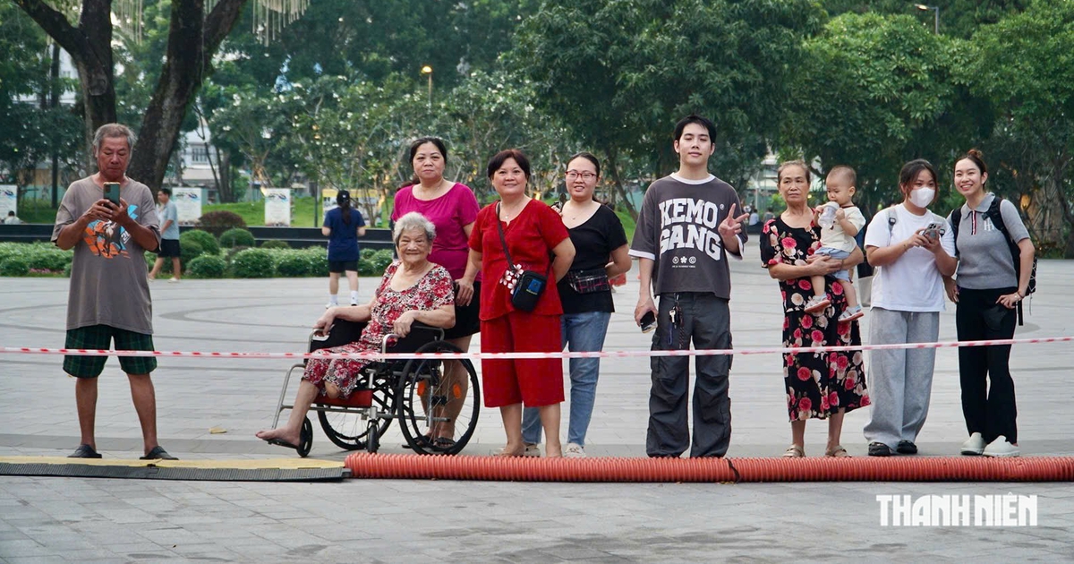 'Hơn 5 năm rồi t&ocirc;i vẫn chưa qu&ecirc;n': Nhiều người đến c&ocirc;ng vi&ecirc;n số 1 L&yacute; Th&aacute;i Tổ chờ đ&ecirc;m đặc biệt