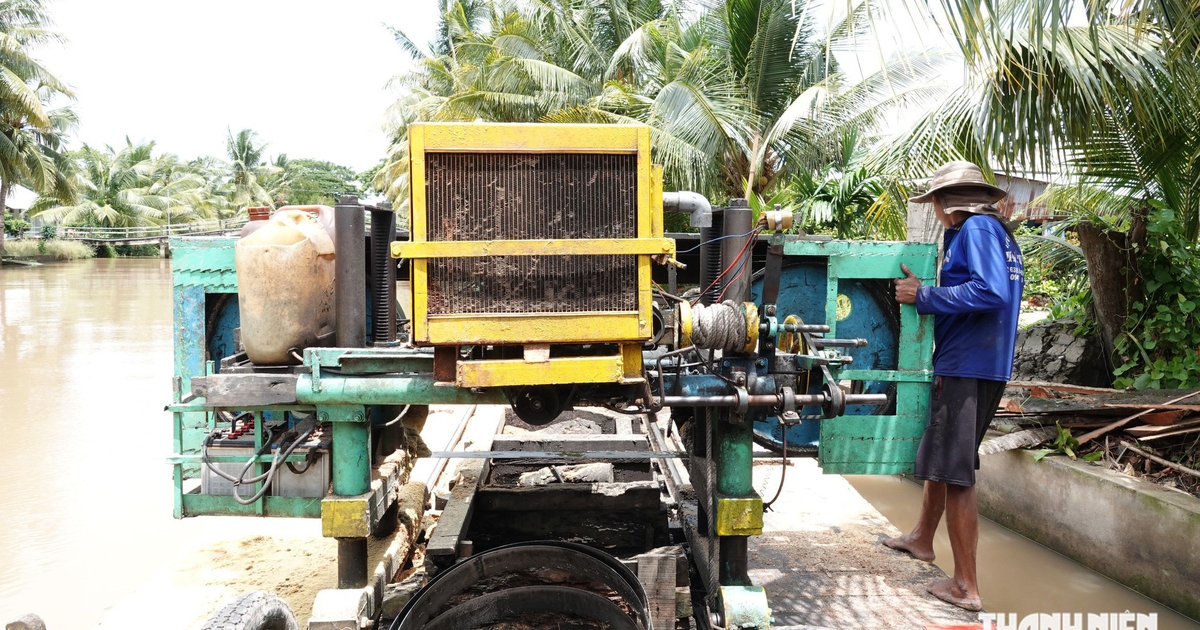 3 người miền T&acirc;y si&ecirc;u hạng l&agrave;m nghề xẻ gỗ tr&ecirc;n s&ocirc;ng nước