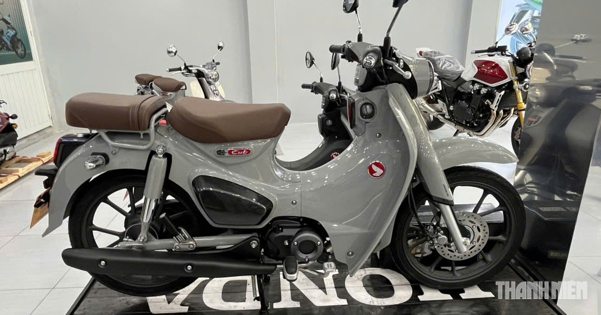 Honda Super Cub 2026 chính hãng 'khan hàng', cửa hàng bên ngoài hét giá hơn 100 triệu