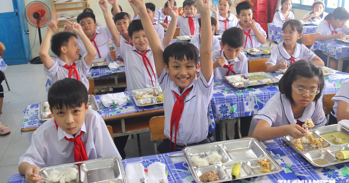 Bữa ăn b&aacute;n tr&uacute; 30.000 đồng của học sinh c&oacute; g&igrave;?