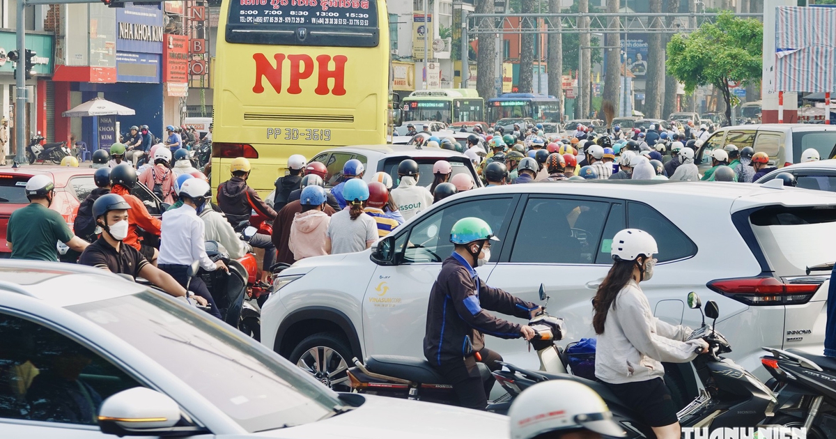 Xe m&aacute;y được đi thẳng li&ecirc;n tục ở v&ograve;ng xoay ng&atilde; 6 Cộng H&ograve;a, c&oacute; người hỏi: 'Quẹo th&igrave; sao?'