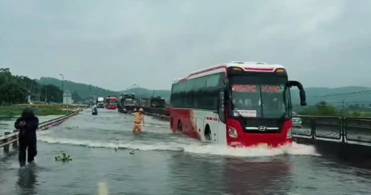 Thanh Hóa: Quốc lộ 1A ngập tới 0,7 m