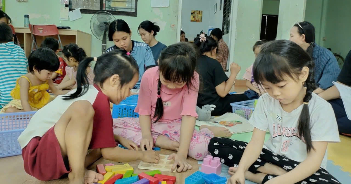 'Muốn trẻ ngồi y&ecirc;n, chỉ cần điện thoại, ti vi': Nỗi lo với trẻ dưới 6 tuổi