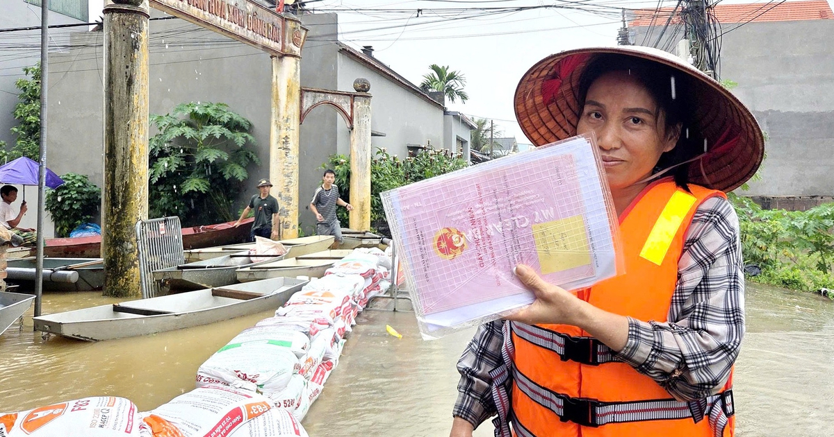 X&oacute;m nhỏ ngoại th&agrave;nh H&agrave; Nội ngập s&acirc;u, người d&acirc;n mang sổ đỏ chạy lũ