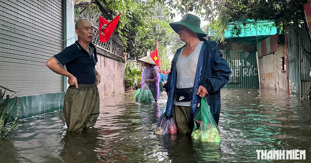 Khu d&acirc;n cư ở H&agrave; Nội ngập 3 ng&agrave;y, người d&acirc;n chật vật sinh hoạt
