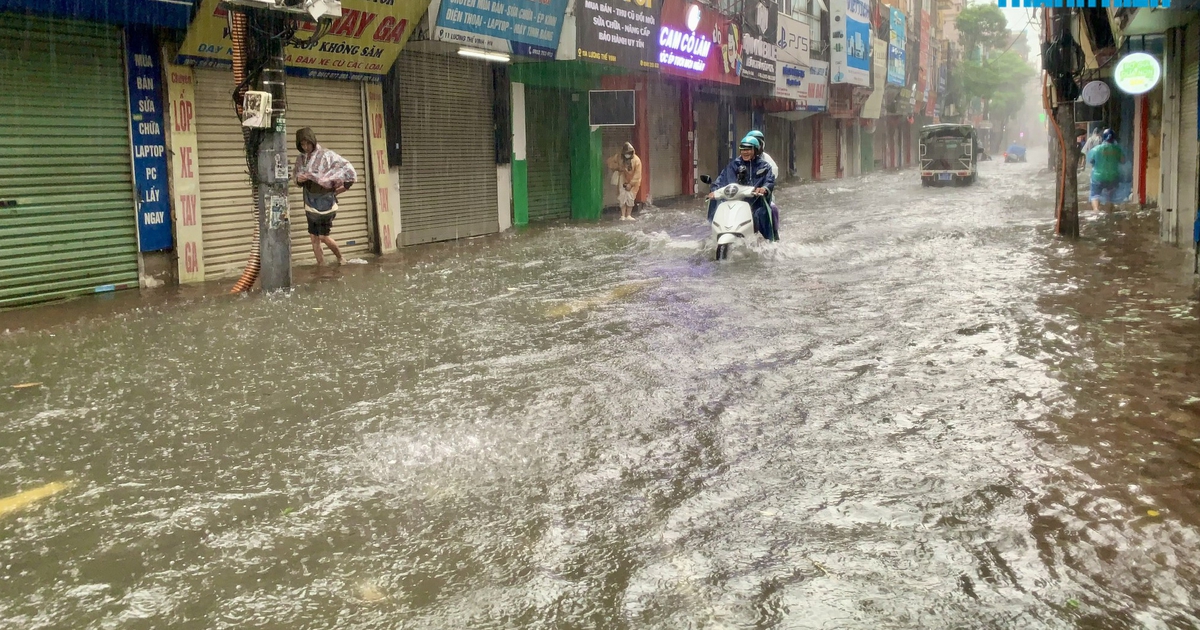 Ngập lụt nhiều nơi, người H&agrave; Nội &ldquo;vượt s&ocirc;ng tr&ecirc;n phố&rdquo;