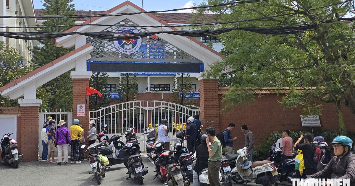 Gần 1.400 học sinh nghỉ học để phục vụ cưỡng chế thi h&agrave;nh &aacute;n trước cổng trường