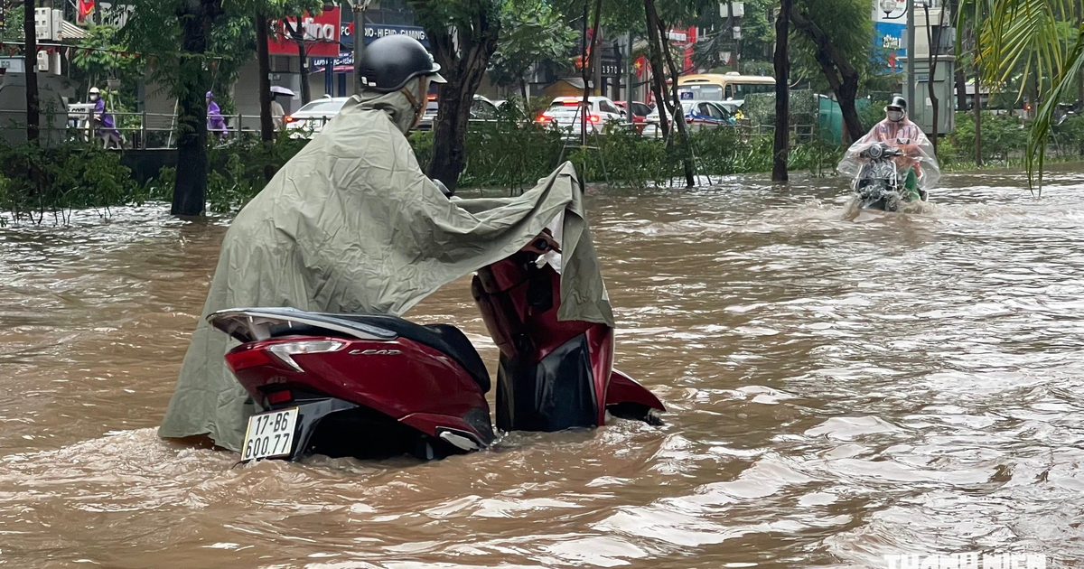 H&agrave; Nội: Nhiều trường cho học sinh nghỉ v&igrave; mưa ngập