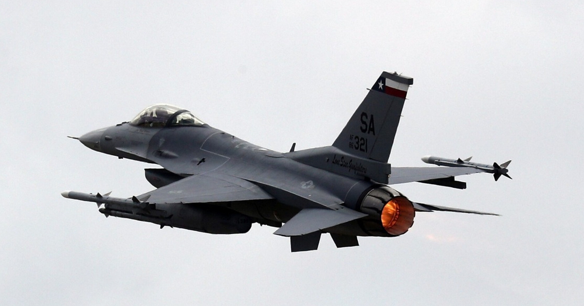 Ti&ecirc;m k&iacute;ch F-16 Mỹ bốc ch&aacute;y dữ dội sau khi rơi, nghi do đ&acirc;m tr&uacute;ng chim