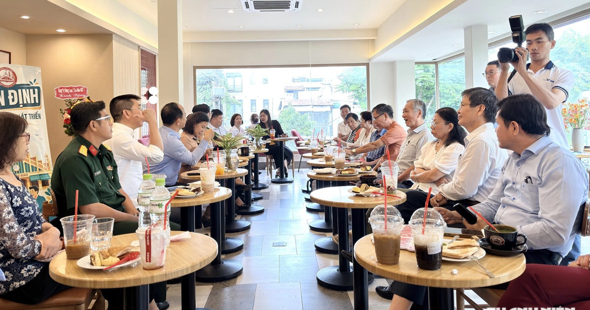 L&atilde;nh đạo một phường ở TP.HCM ra qu&aacute;n c&agrave; ph&ecirc; nghe d&acirc;n g&oacute;p &yacute;