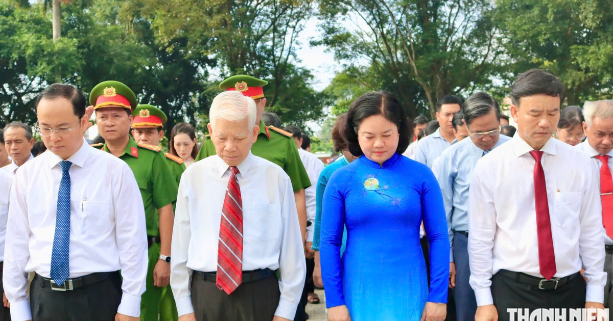 Nguy&ecirc;n Chủ tịch nước Nguyễn Minh Triết dự kỷ niệm 65 năm chiến thắng Phước Th&agrave;nh