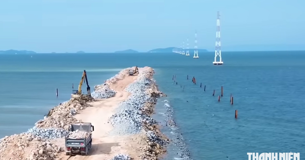 Cảng tổng hợp H&agrave; Ti&ecirc;n ng&agrave;y đ&ecirc;m thi c&ocirc;ng giữa m&ugrave;a mưa