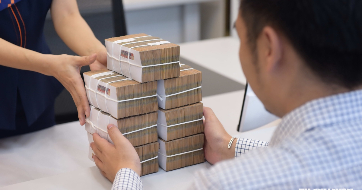 Lãi suất tiết kiệm neo cao, hút tiền vào ngân hàng