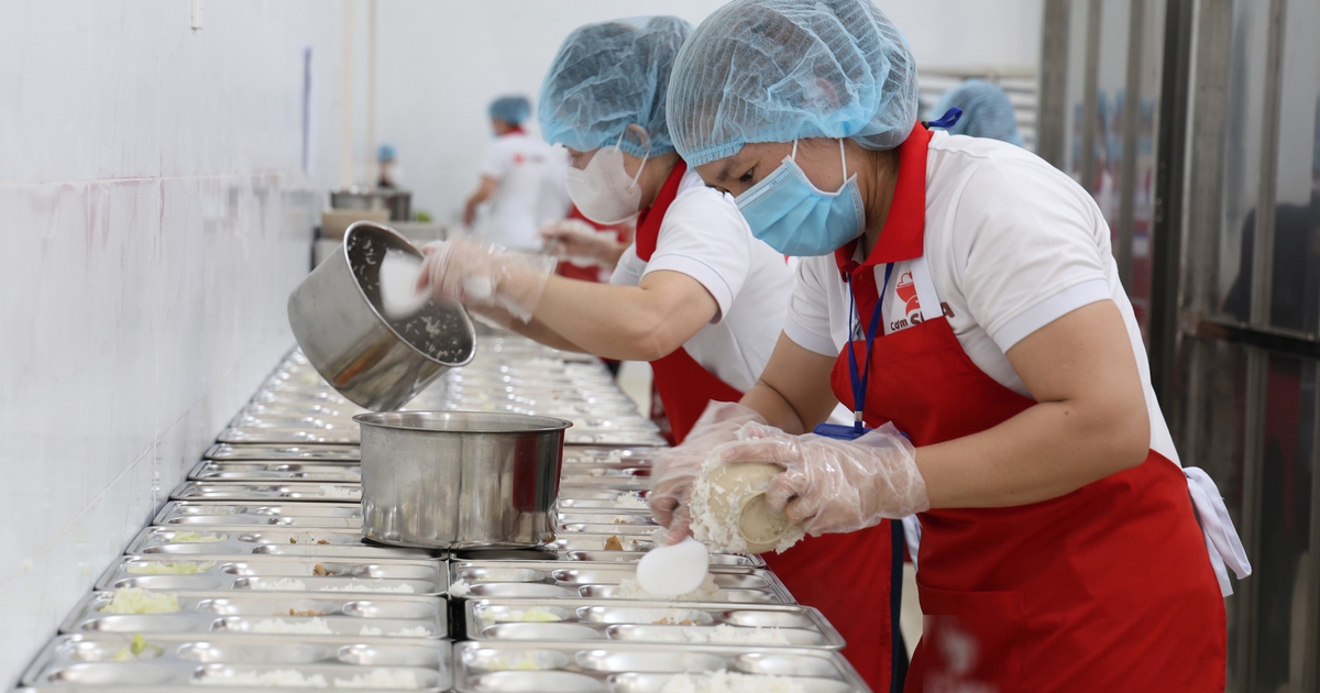 Lăng kính bạn đọc: Tiêu chuẩn cao cho bữa ăn bán trú