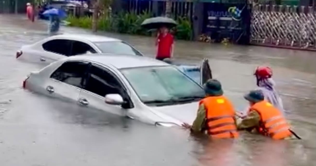 Mưa xối xả, Vinh ch&igrave;m trong nước