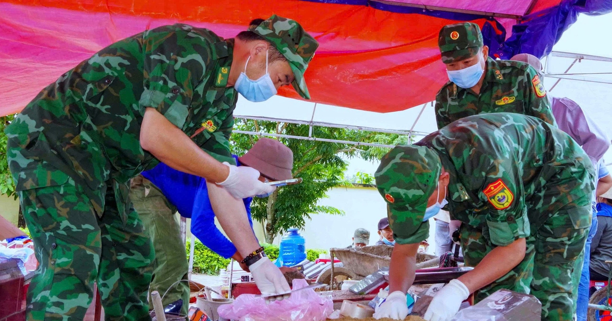 Lính biên phòng túc trực xuyên lễ ở nghĩa trang liệt sĩ tìm đồng đội