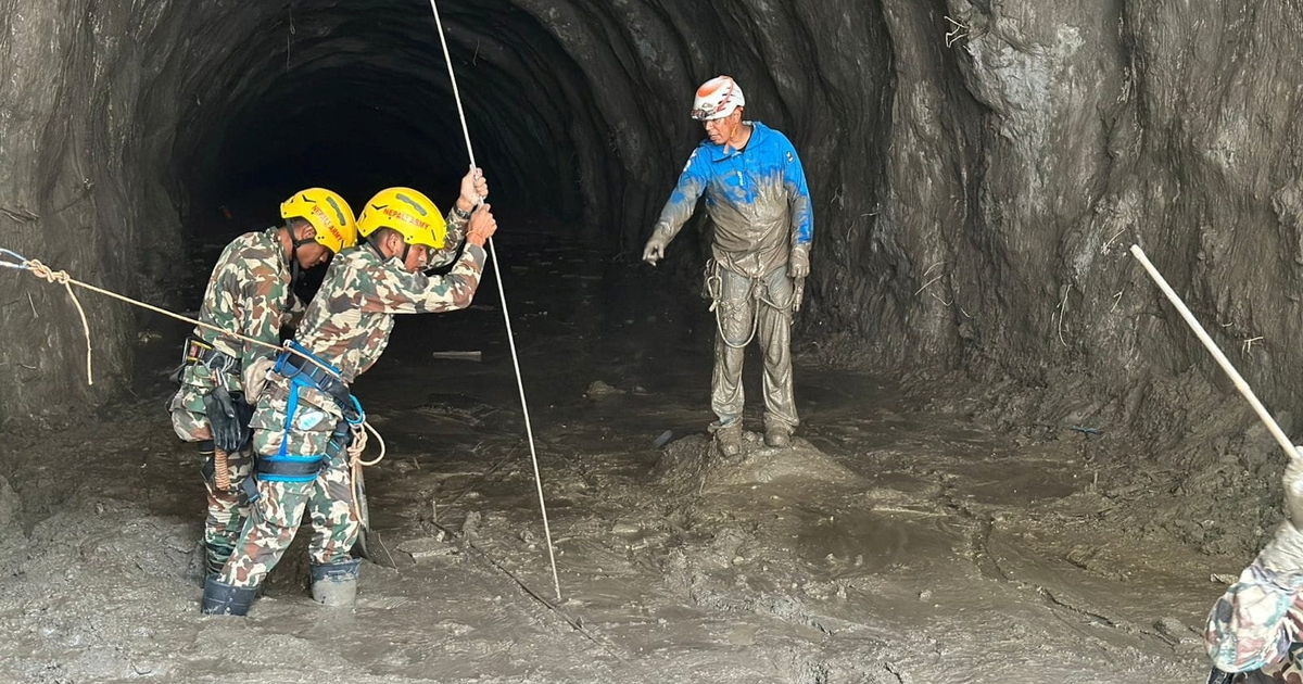 Sau lũ qu&eacute;t Nepal, nhiều c&ocirc;ng nh&acirc;n kẹt trong hầm thủy điện c&oacute; khả năng c&ograve;n sống