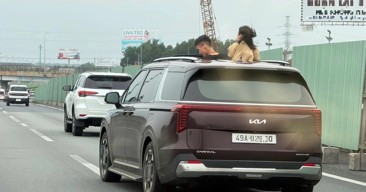 Trẻ thò đầu qua cửa sổ trời khi xe chạy cao tốc, nữ tài xế bị phạt