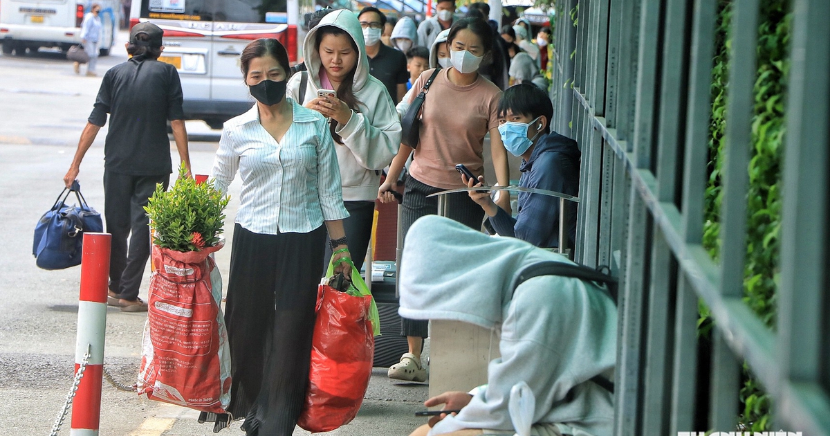 Trưa nay, đ&ocirc;ng người trở lại TP.HCM ng&agrave;y cuối kỳ nghỉ lễ 2.9: 'Tối đi xem ph&aacute;o hoa!'