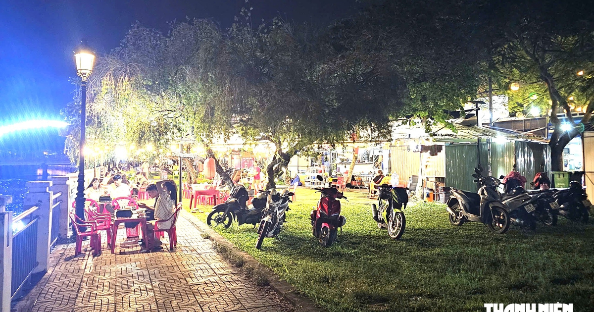 Khu phố đêm Bà Rịa nhếch nhác, buôn bán trên thảm cỏ công viên sông Dinh