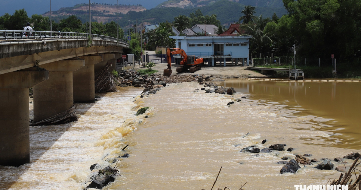 Đập ngăn mặn tạm trên sông Cái Nha Trang liệu tháo dỡ kịp mùa mưa lũ?
