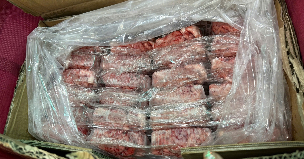 Bắt hơn 800 kg thịt xiên, lạp xưởng, xúc xích... đang rã đông, không hóa đơn