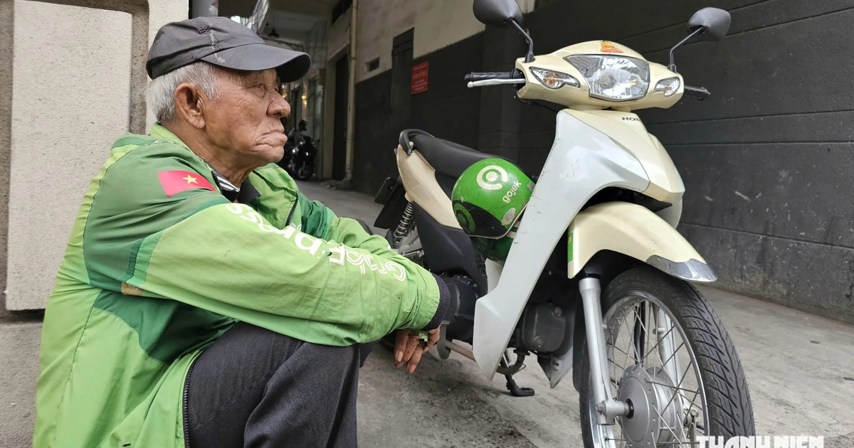 T&agrave;i xế xe &ocirc;m 89 tuổi ở TP.HCM, c&oacute; kh&aacute;ch bảo &ocirc;ng ngồi sau để họ tự l&aacute;i