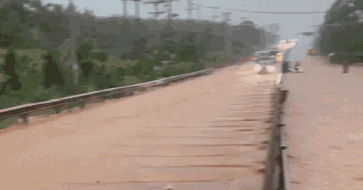 Nhiều khu vực ở Đồng Nai ngập nặng, có nơi nước cuốn trôi xe máy