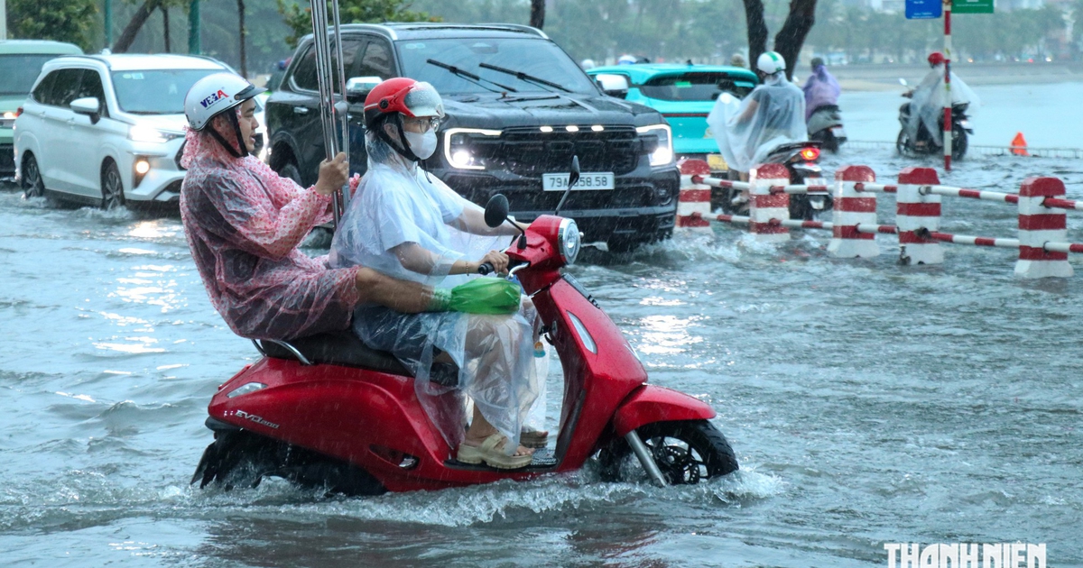 Nha Trang ngập nhiều tuyến đường sau mưa lớn, Khánh Hòa có thể xuất hiện lũ