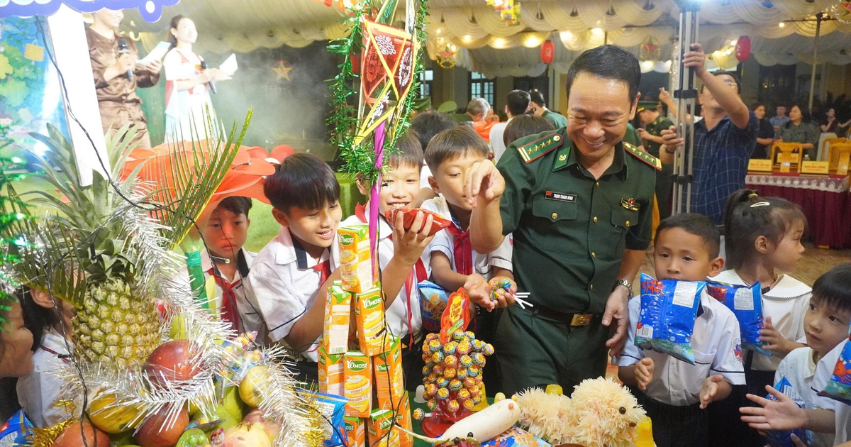 Bộ đội biên phòng Quảng Trị mang Trung thu đến trẻ em vùng biên Việt - Lào
