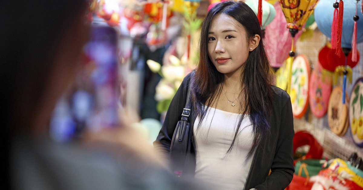 Phố H&agrave;ng M&atilde; bất ngờ th&ocirc;ng tho&aacute;ng, kh&aacute;ch tha hồ tạo d&aacute;ng