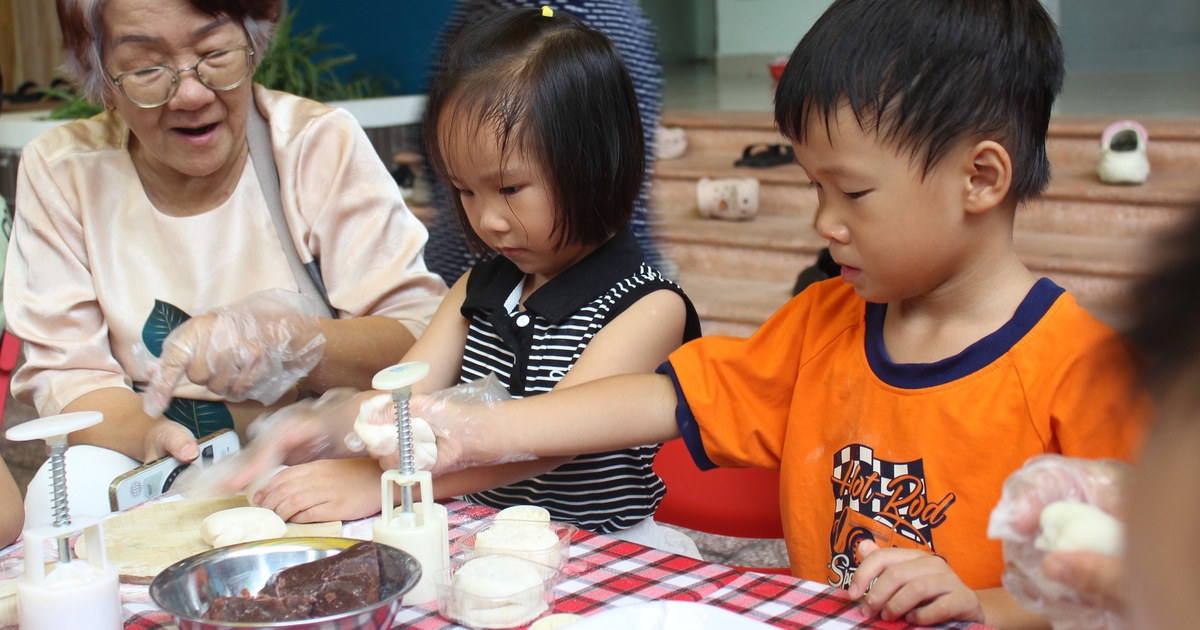 Ông bà, cha mẹ vào trường làm bánh trung thu cùng con
