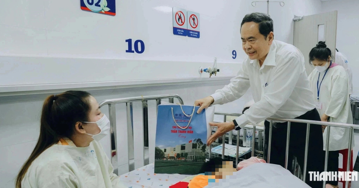 Chủ tịch Quốc hội Trần Thanh Mẫn thăm, tặng quà bệnh nhi dịp tết Trung thu