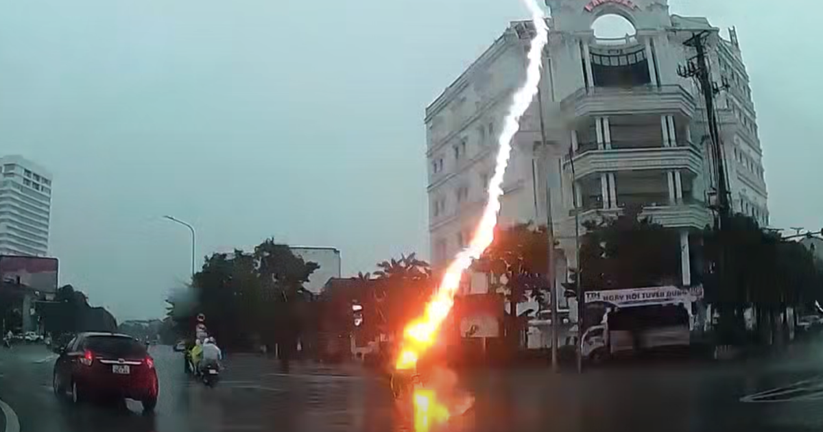 Sét đánh trúng người phụ nữ đang chạy xe máy trên đường