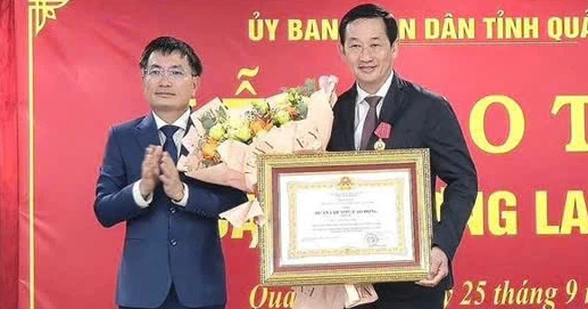 Giám đốc Sở Y tế tỉnh Quảng Ngãi nhận Huân chương Lao động hạng Ba