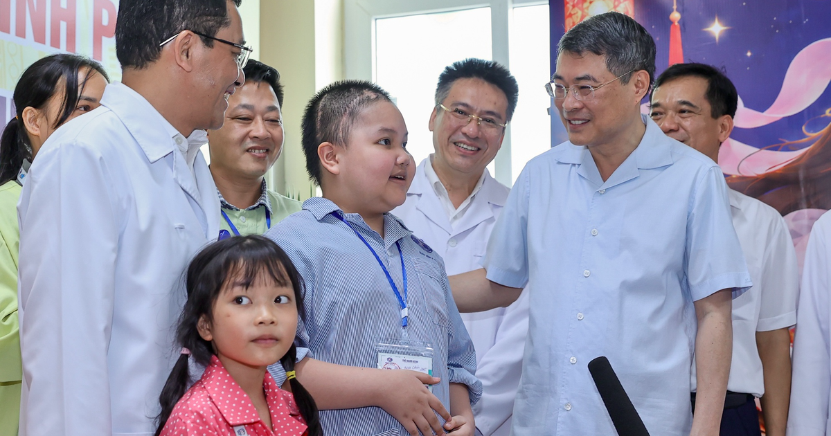 Thủ tướng Lê Minh Hưng thăm, tặng quà bệnh nhi tại Bệnh viện K dịp trung thu