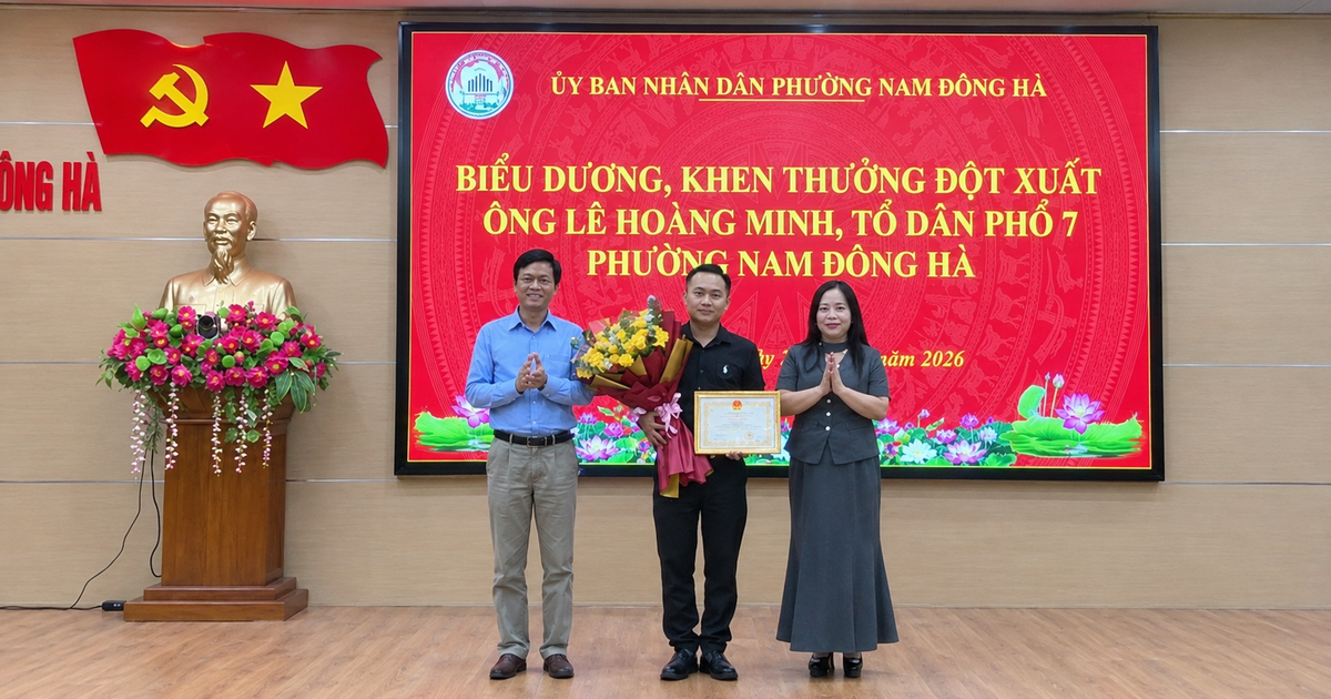 Cứu 4 học sinh giữa biển, người đàn ông được khen thưởng đột xuất