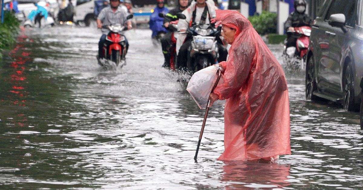 Lăng kính bạn đọc: Khắc phục sớm để bớt cảnh "phố thành sông"