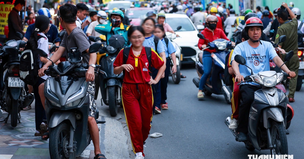 Ùn tắc trước cổng trường ở TP.HCM: Vỉa hè bị chiếm, học sinh đi bộ dưới lòng đường