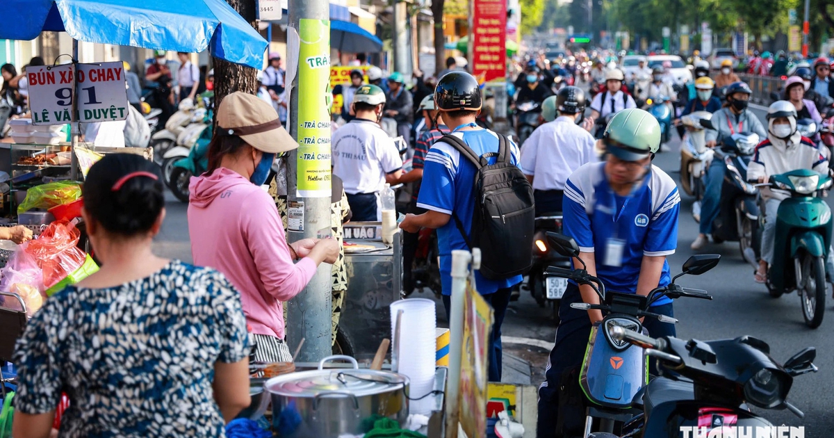Ùn tắc trước cổng trường ở TP.HCM: Dẹp nạn hàng rong lấn chiếm được không?