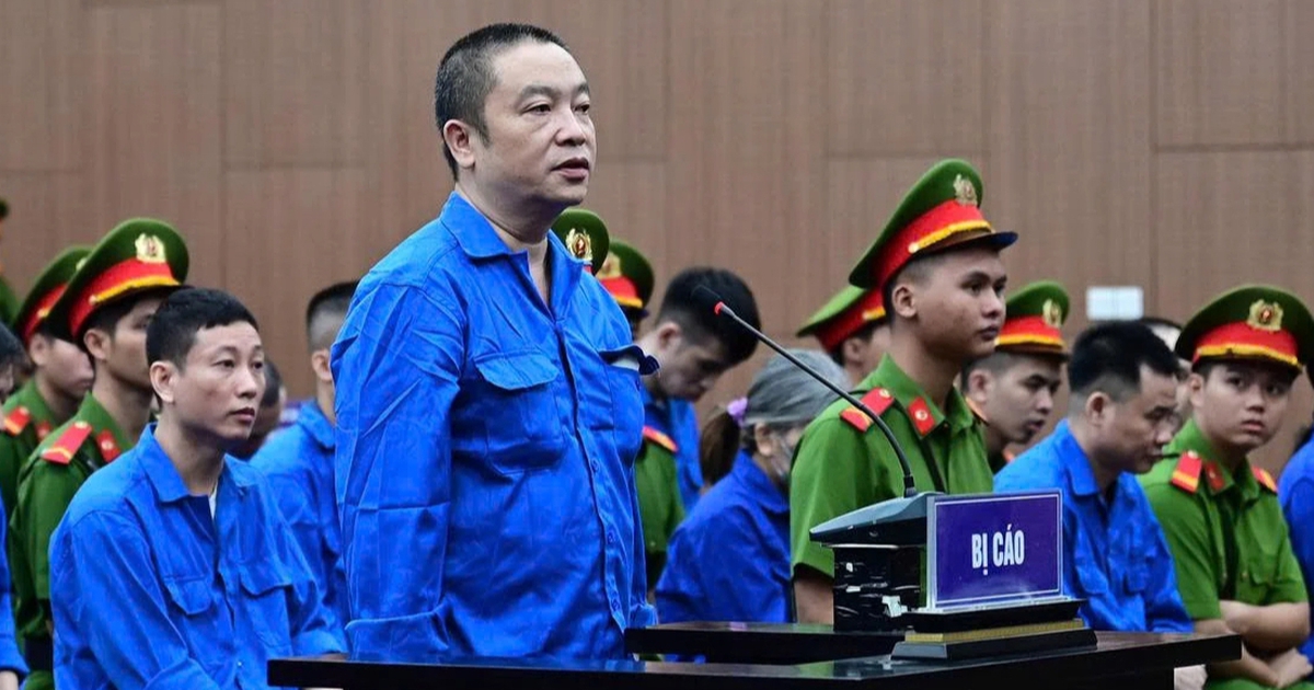 2 vợ chồng cựu viện trưởng cùng nhận hối lộ, vợ nhắn "còn thiếu 4 tờ nhé"