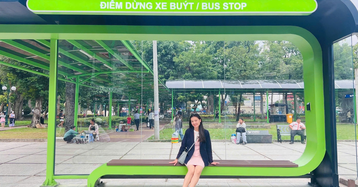 Giữa trung tâm TP.HCM có nhà chờ xe buýt siêu nổi, kéo mái che vào thẳng ga metro