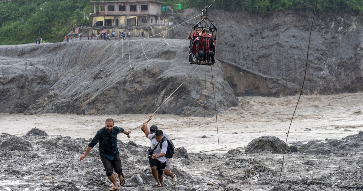 Nepal t&igrave;m kiếm người mất t&iacute;ch, lo t&aacute;i thiết sau lũ qu&eacute;t