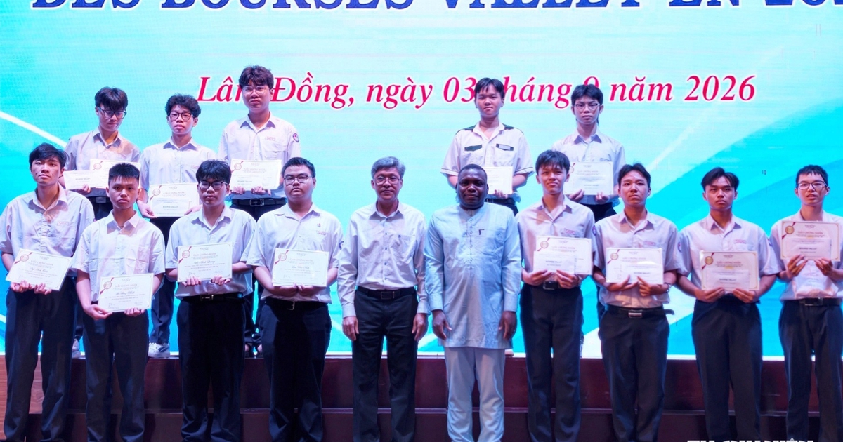 Trao hơn 2,7 tỉ đồng học bổng Vallet cho học sinh, sinh vi&ecirc;n