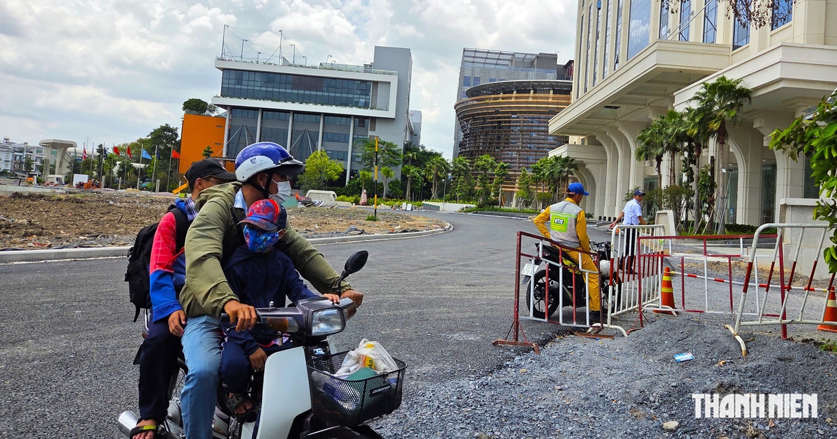 Trường đại học dựng r&agrave;o cản đường ven rạch Xuy&ecirc;n T&acirc;m, phường y&ecirc;u cầu dỡ bỏ